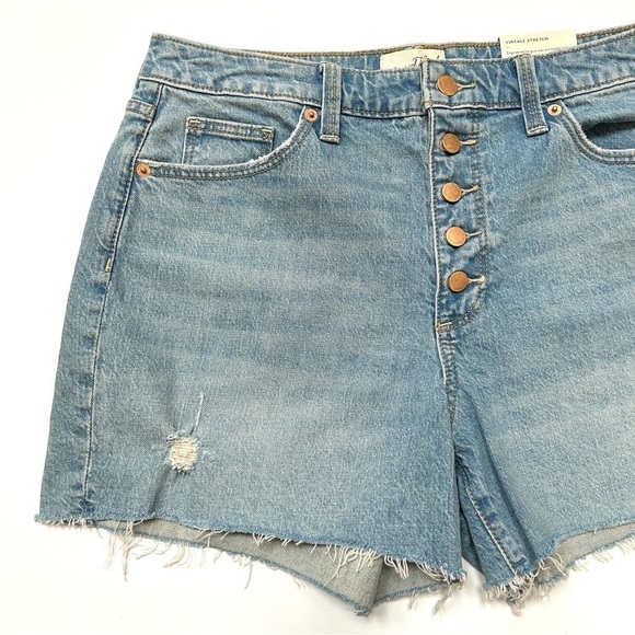NWT - Universal Thread High-Rise Midi Stretch Button Denim Jean Shorts, Size 8 - Picture 5 of 13